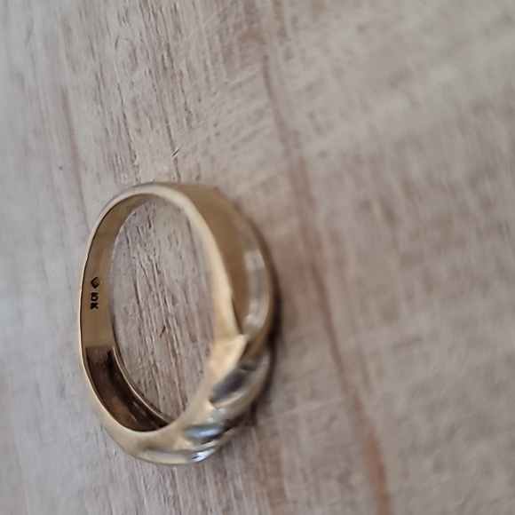 10KT SOLID GOLD RING - Picture 3 of 5